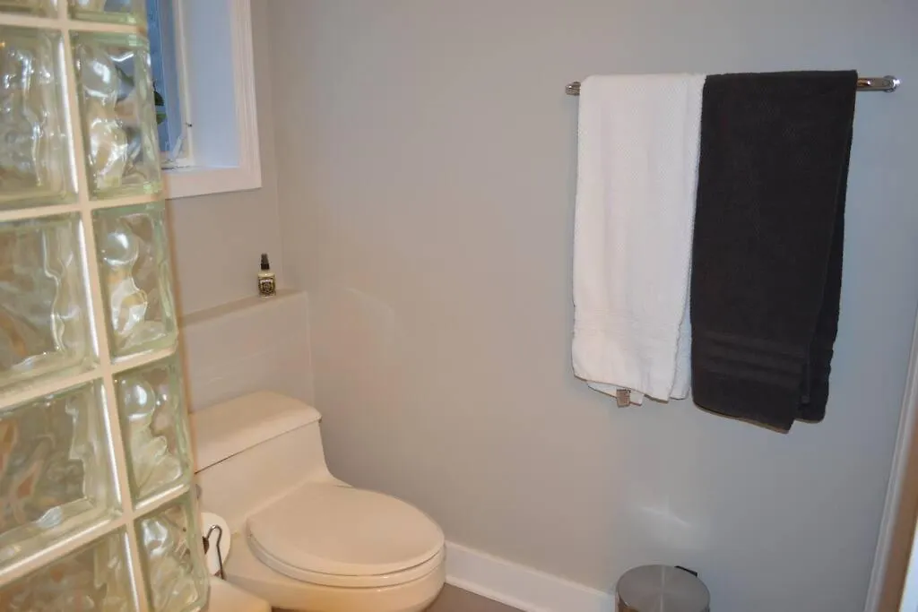 1-Bedroom Seaview Guesthouse On Seattle Luxury Estate With Views Of Olympic Mountains